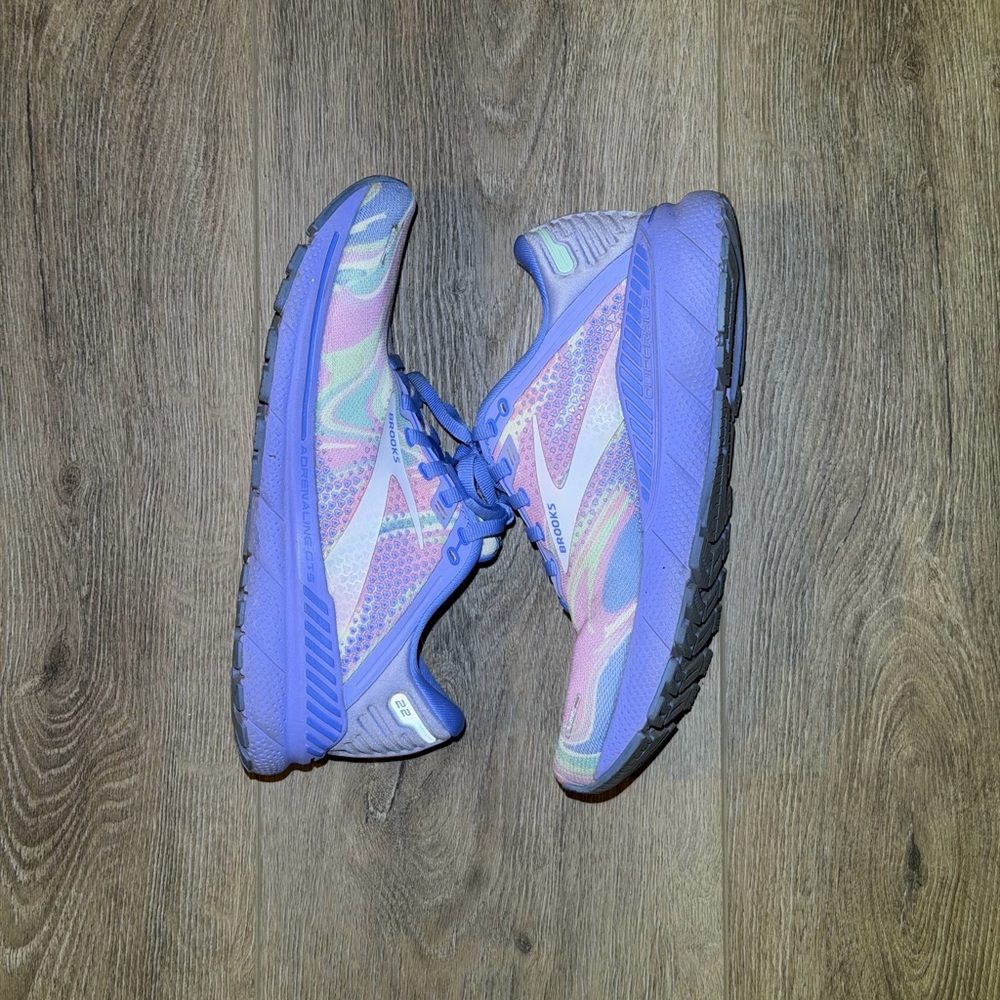 Brooks women's sneakers Sz 9, pink and blue